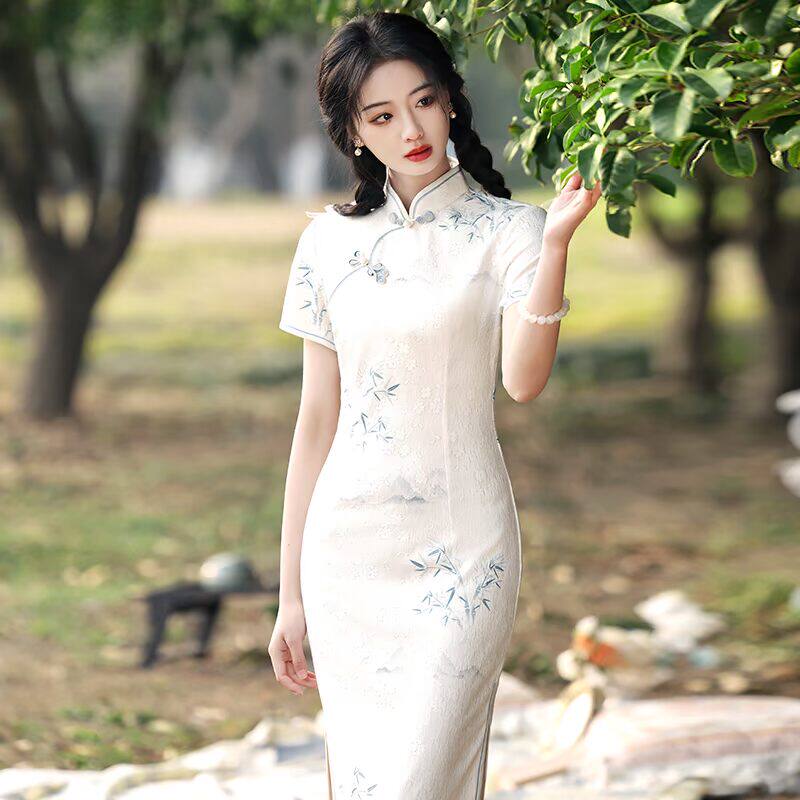 白色旗袍2026年夏季新款少女改良气质年轻款长款绝美青花瓷连衣裙