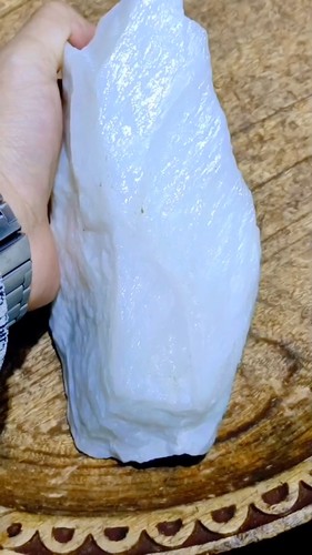 和田玉山料，1100克，白玉底色，玉质细腻，油性好，表面光滑，