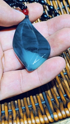 和田玉青花叶子形挂件，重约49.2克，玉质细腻，油性好，表面光滑