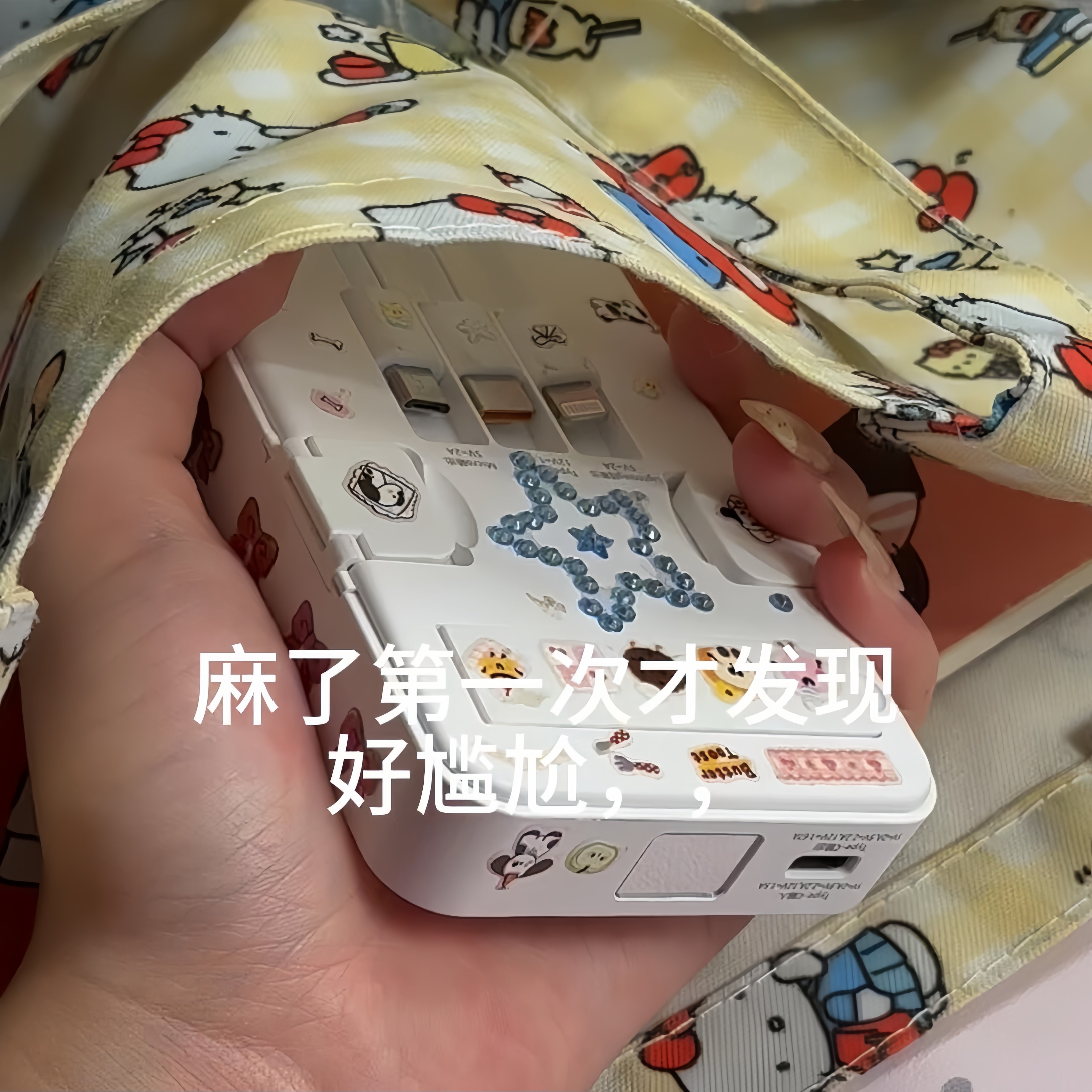 背夹式充电宝35W超级快充智能数显自带线轻薄便携磁吸移动电源图片