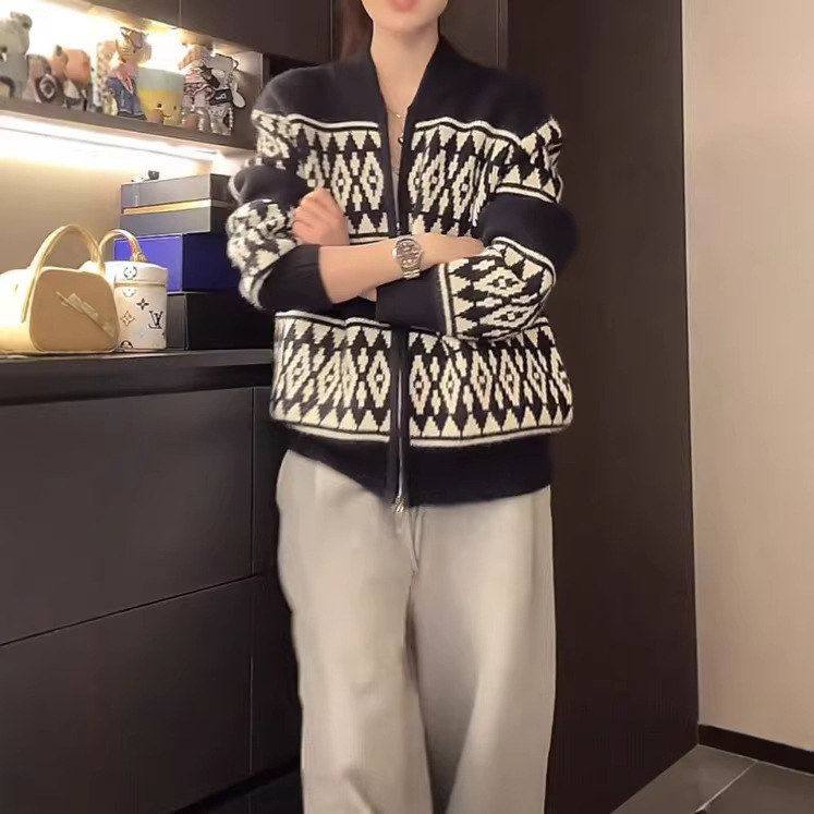 2026年新款气质显瘦百搭毛衣女秋冬季慵懒风高级感针织毛衣上衣