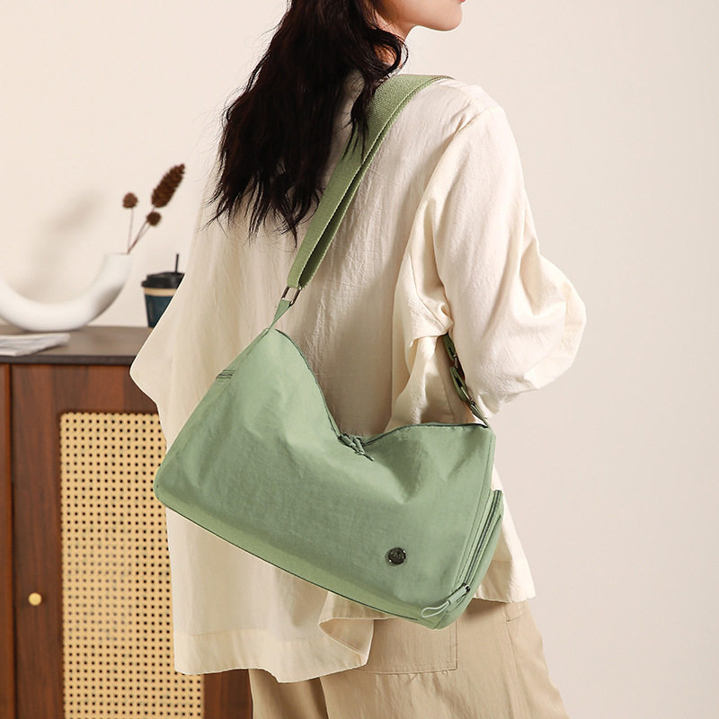 大容量收纳斜挎包女纯色简约波士顿枕头包尼龙轻便文艺百搭单肩包