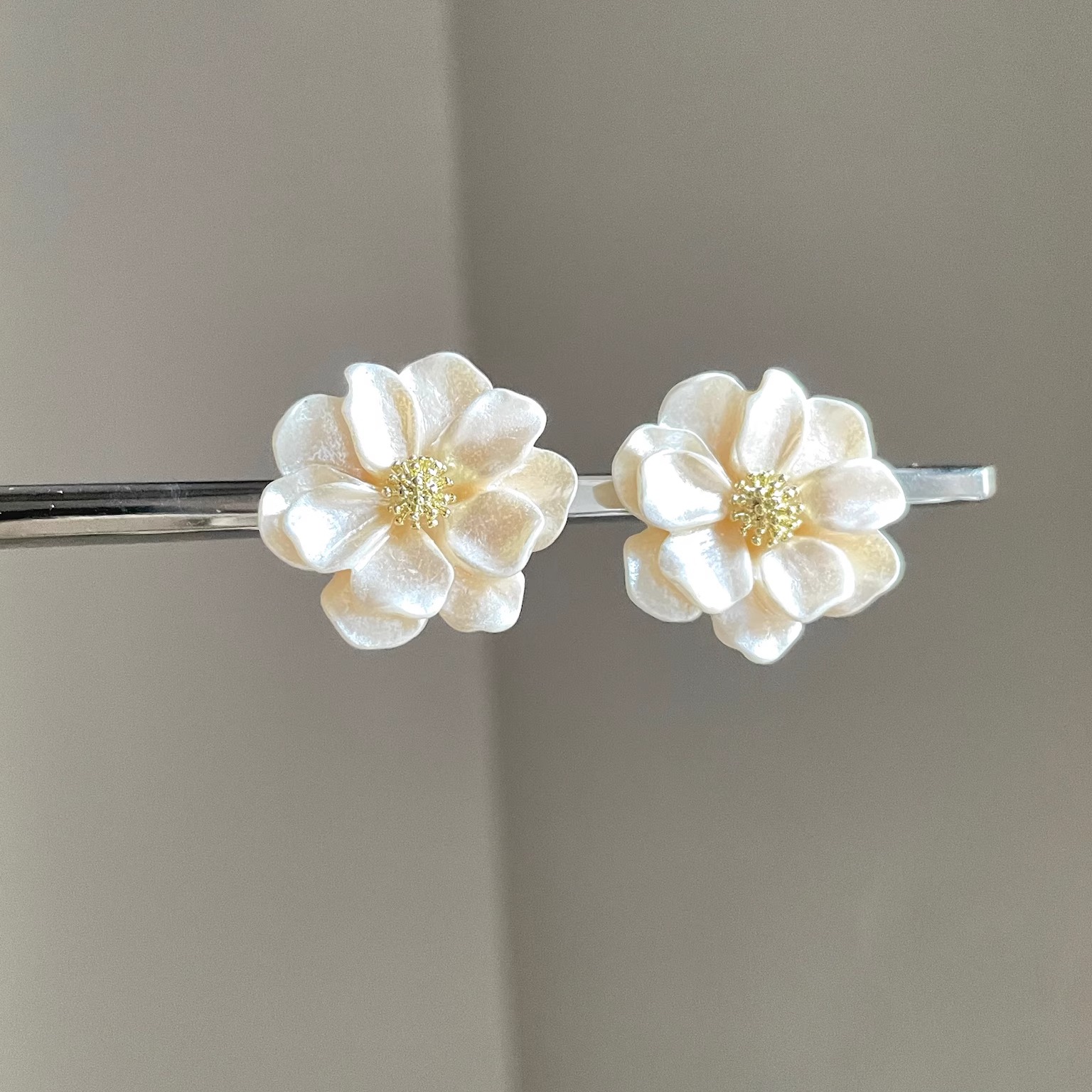 Vintage古着 Cream camellia耳饰