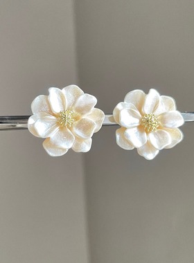 Vintage古着 Cream camellia耳饰