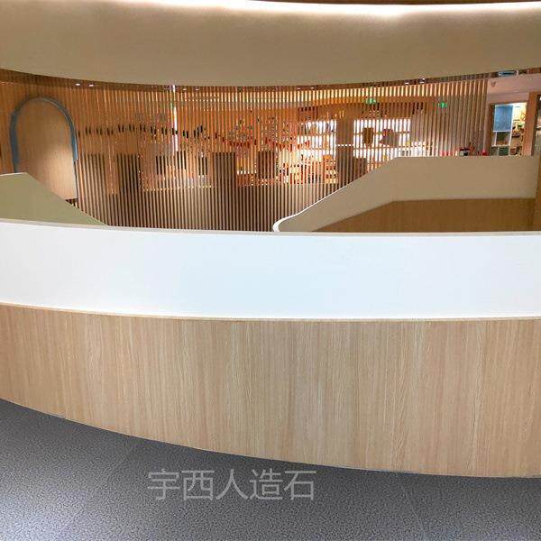 深圳宇西国产纯亚克力人造石白色墙面可丽耐热弯弧形旋转楼梯安装