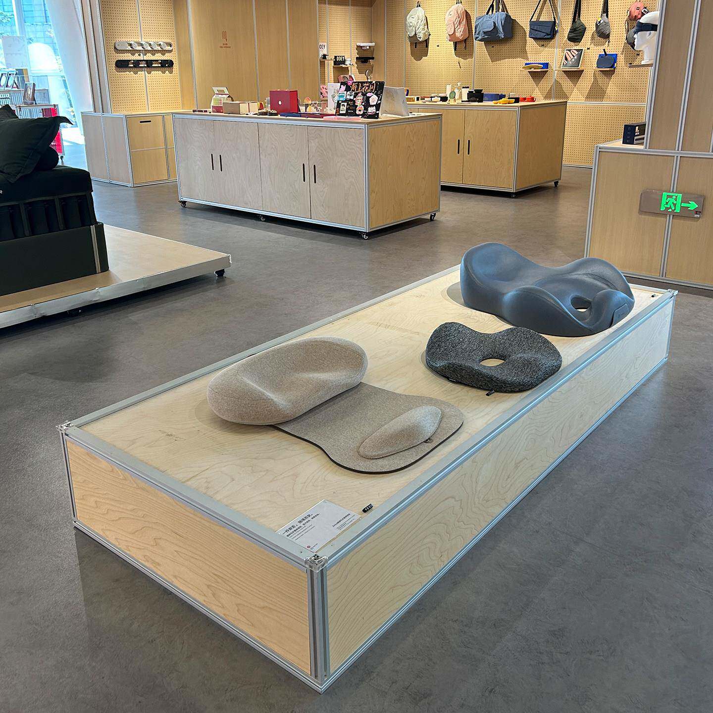 高端品牌体验馆商用展厅海洋板铝挤型材料落地式展示展台中岛柜陈