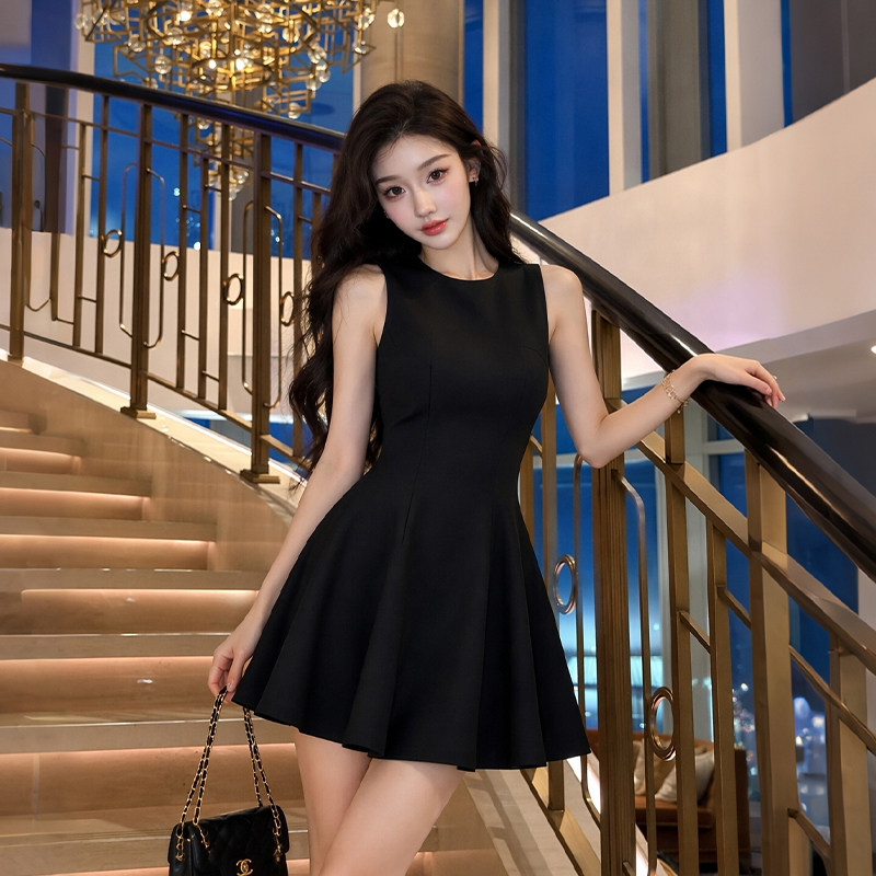 赫本风黑色无袖连衣裙女2026夏收腰A字裙千金风小黑裙通勤短裙子