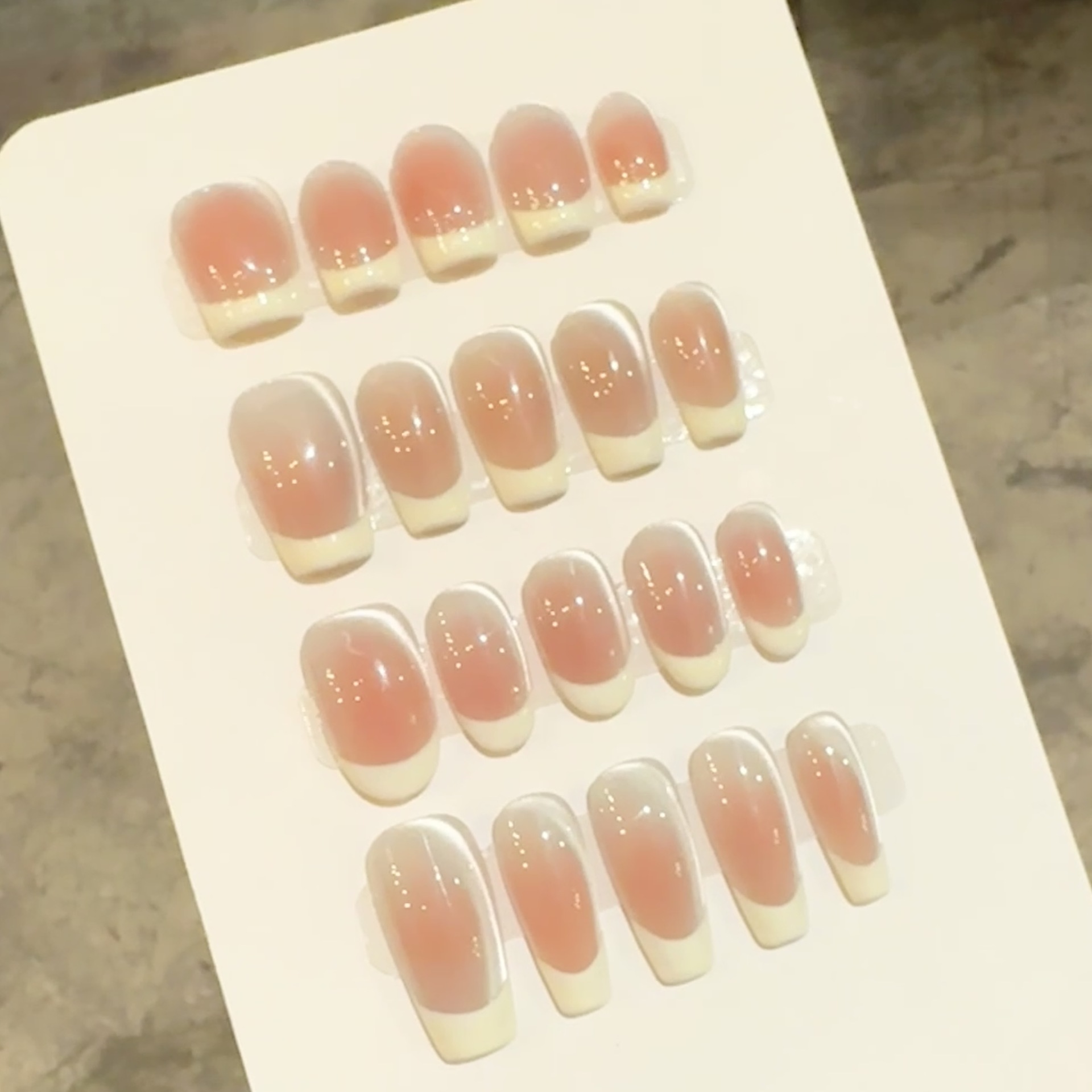 艺禾 春夏温柔高级感显白美甲冰透裸粉猫眼渐变奶黄白法式穿戴甲