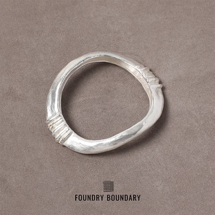 FOUNDRY BOUNDARY线迹弧型手/臂镯银色