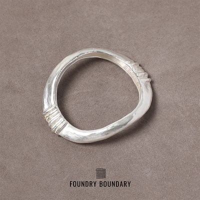 FOUNDRY BOUNDARY线迹弧型手/臂镯银色