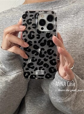 ins风高级羽纱黑色小豹纹标签手机壳适用iPhone16pro新款潮流17promax苹果13全包15PIus防摔保护套壳软14女