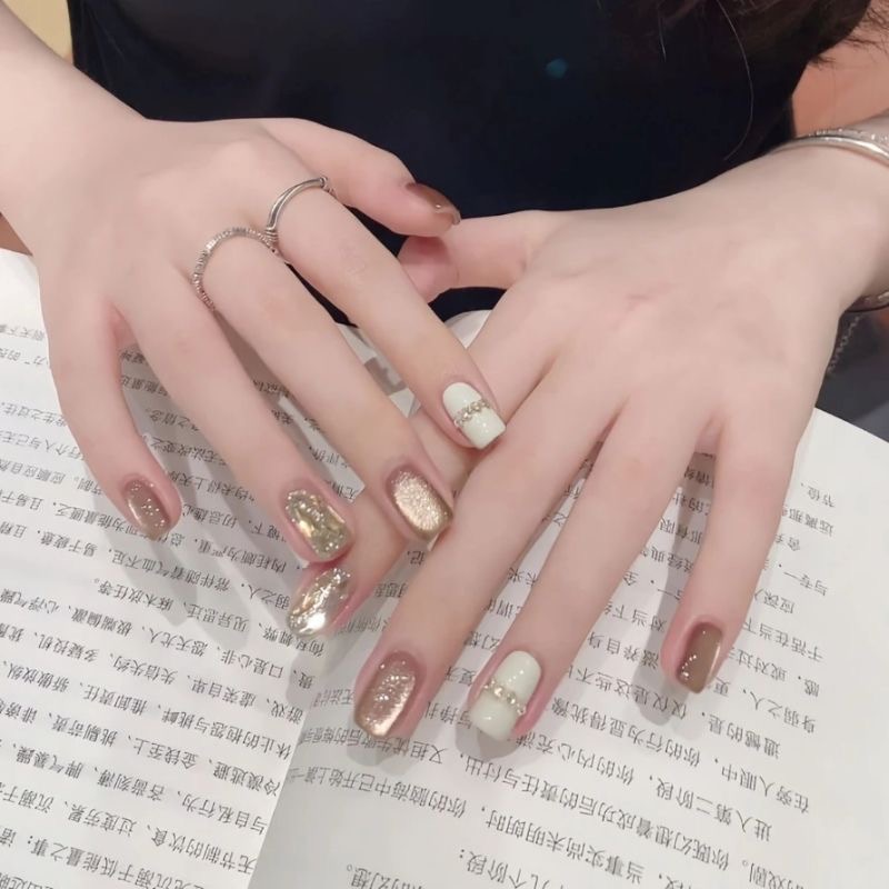 【琉璃梦】纯手工穿戴甲秋冬高级奶茶猫眼气质显白短款爆闪美甲贴