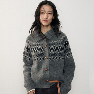 初时秋冬毛衣女2025新款设计感费尔岛提花上衣牛角扣开衫翻领外套