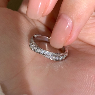爆闪仿满钻莫比乌斯环绕戒指女小众轻奢高级感日常通勤百搭食指戒