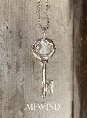 银色刻印天鹅钥匙吊坠长款项链女