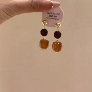 美拉德棕色焦糖吊坠耳钉女2025新款 轻奢小众耳环港风复古耳饰 爆款