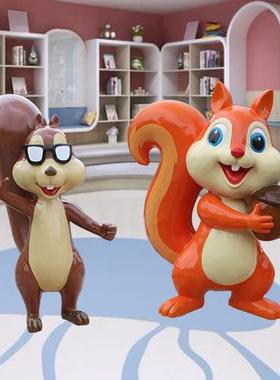 卡通松鼠雕塑商场幼儿园步行街装饰美陈公仔店铺小品玻璃钢摆件