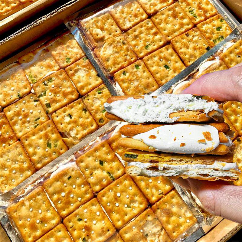 新货香葱牛轧饼干夹心糖牛乳饼干手工苏打网红下午茶解馋零食拉丝