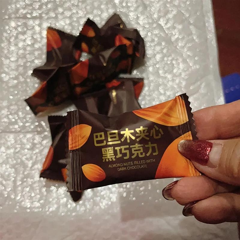 新货巴旦木夹心巧克力纯可