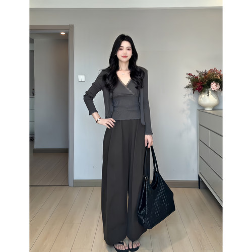 昕羽垚STUDIO 温柔气质显瘦V领吊带蕾丝拼接开衫宽松咖色弯刀裤子
