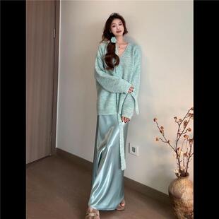 韩系慵懒感氛围混纺玫瑰花V领针织毛衣鎏光缎面气质半身裙