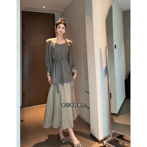 昕羽垚STUDIO气质通勤高级感无领西装外套时尚拼色吊带连衣裙套装