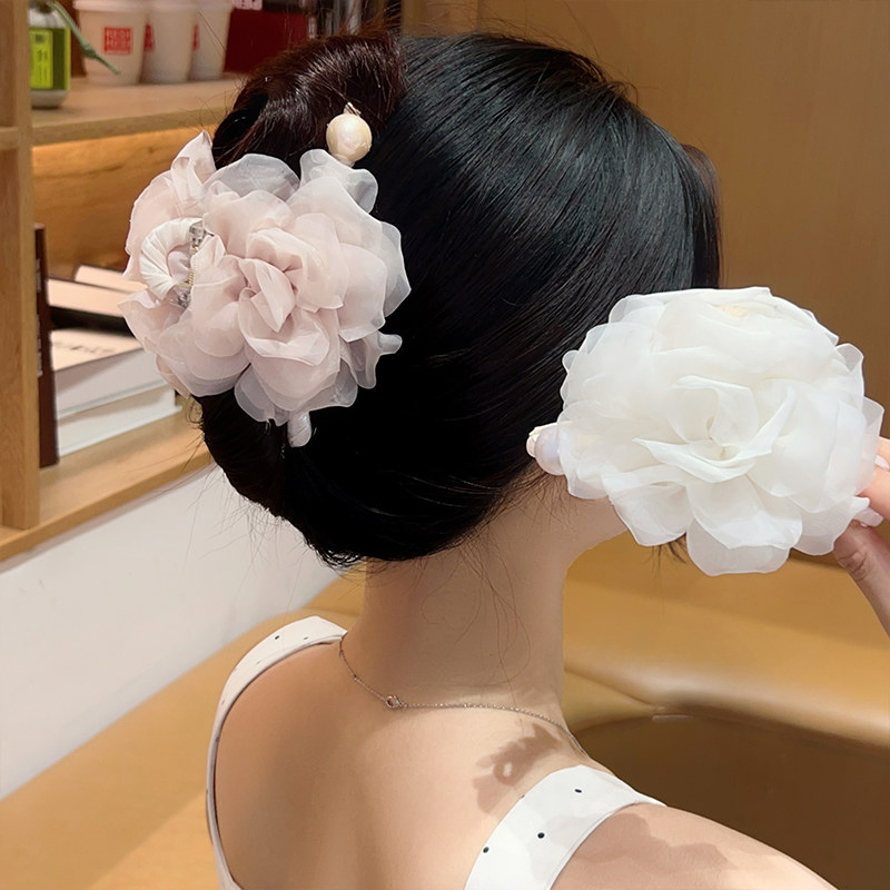 温柔山茶花朵珍珠抓夹女大号发量大高级感2025新款后脑勺鲨鱼夹子