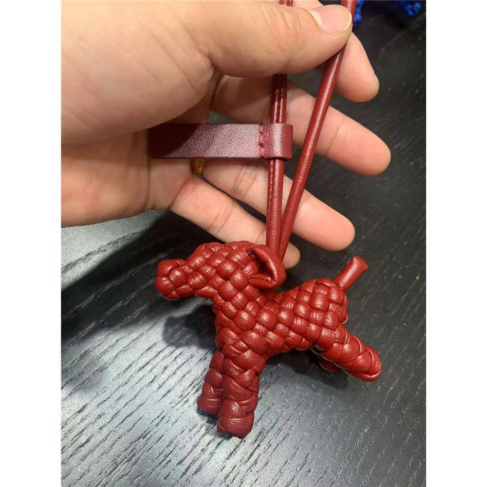 BV编织小狗挂件手工皮绳钥匙扣包包挂饰高级感皮质汽车后视镜吊饰