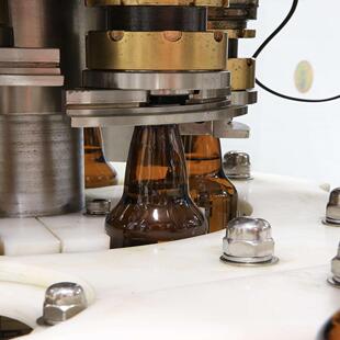 啤酒灌装生产线玻璃瓶易拉罐果汁饮料牛奶全自动鸡尾酒白酒灌装机