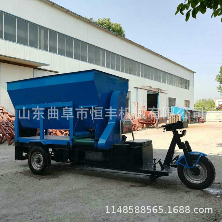 自走式牛羊饲料搅拌撒料车养殖场饲料撒料车电动三轮喂料车