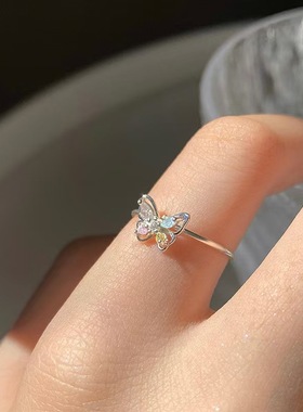 蝴蝶戒指女夏季氛围感镶嵌彩锆指环日常简约彩色梦蝶食 指戒开口