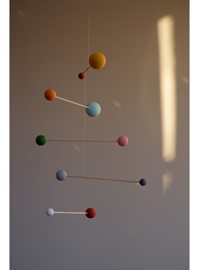 俄罗斯动态平衡吊饰多巴胺彩色球挂饰无声风铃儿童房木质挂件礼物