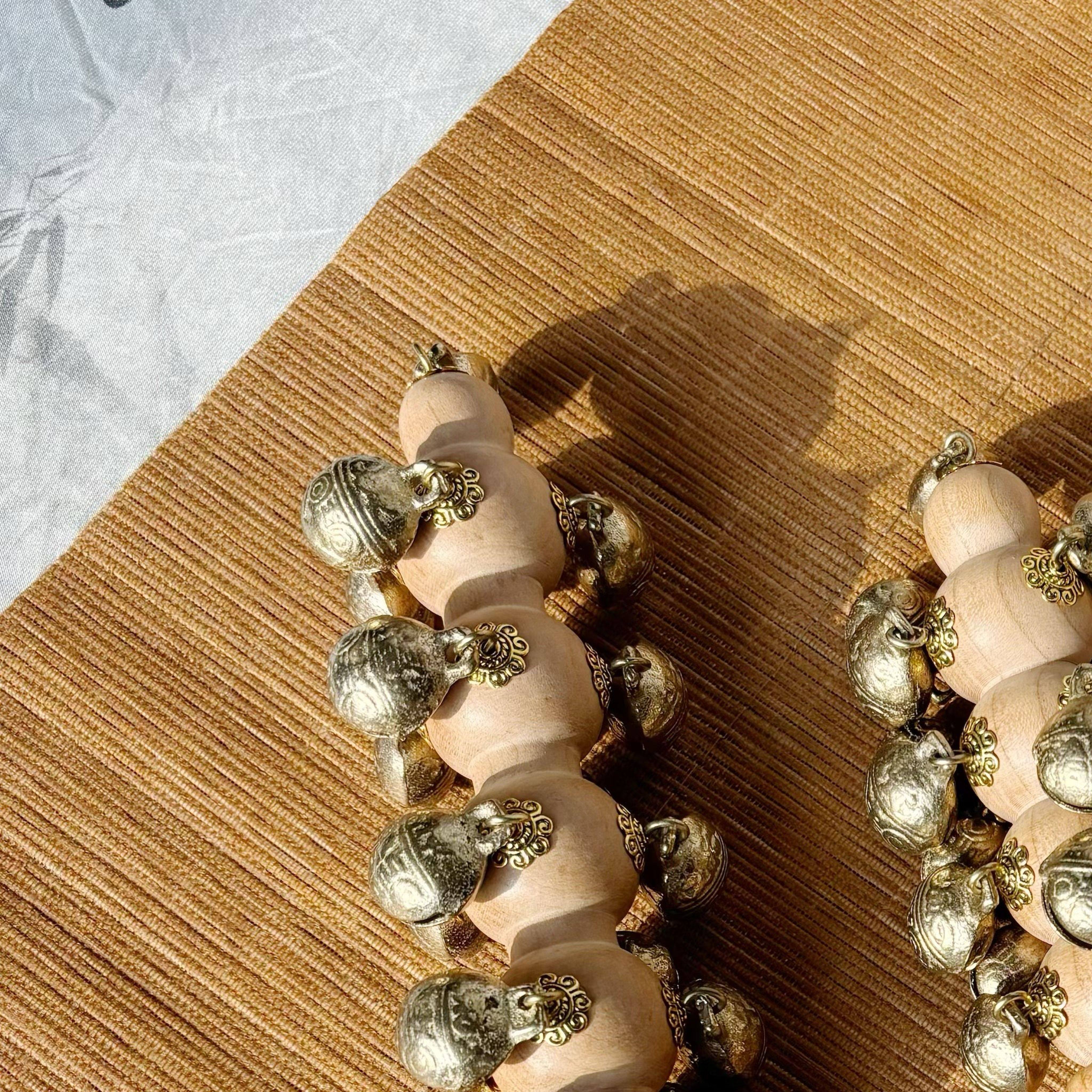 真桃木哗啦棒黄铜棒铃原木柄手摇铃棒适合宝宝的乐器