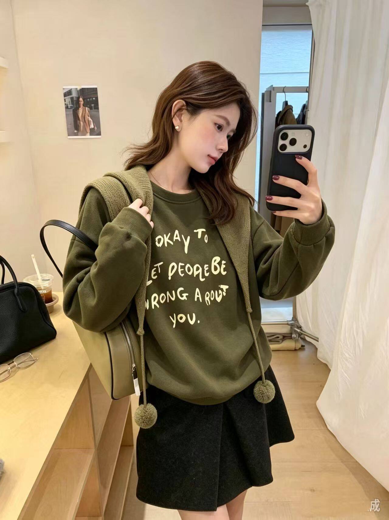早秋新款韩系简约休闲女宽松显瘦百搭设计感圆领卫衣配披肩毛球