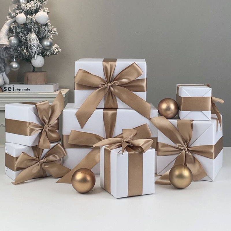 商场橱窗新年开业美陈货架装饰品商场礼盒金红场景布置耶诞树摆件