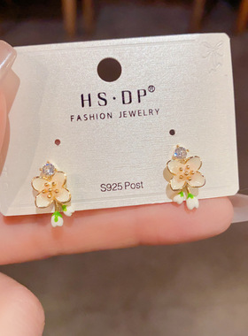 春季时尚甜美百搭花瓣耳钉气质轻奢小清新简约设计感小巧耳环
