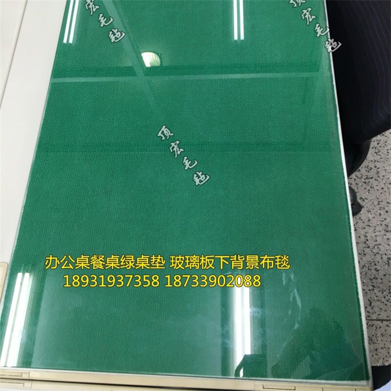 桌绿色玻璃板下背景羊毛毡布条纹绿毯垫圆桌背景餐布