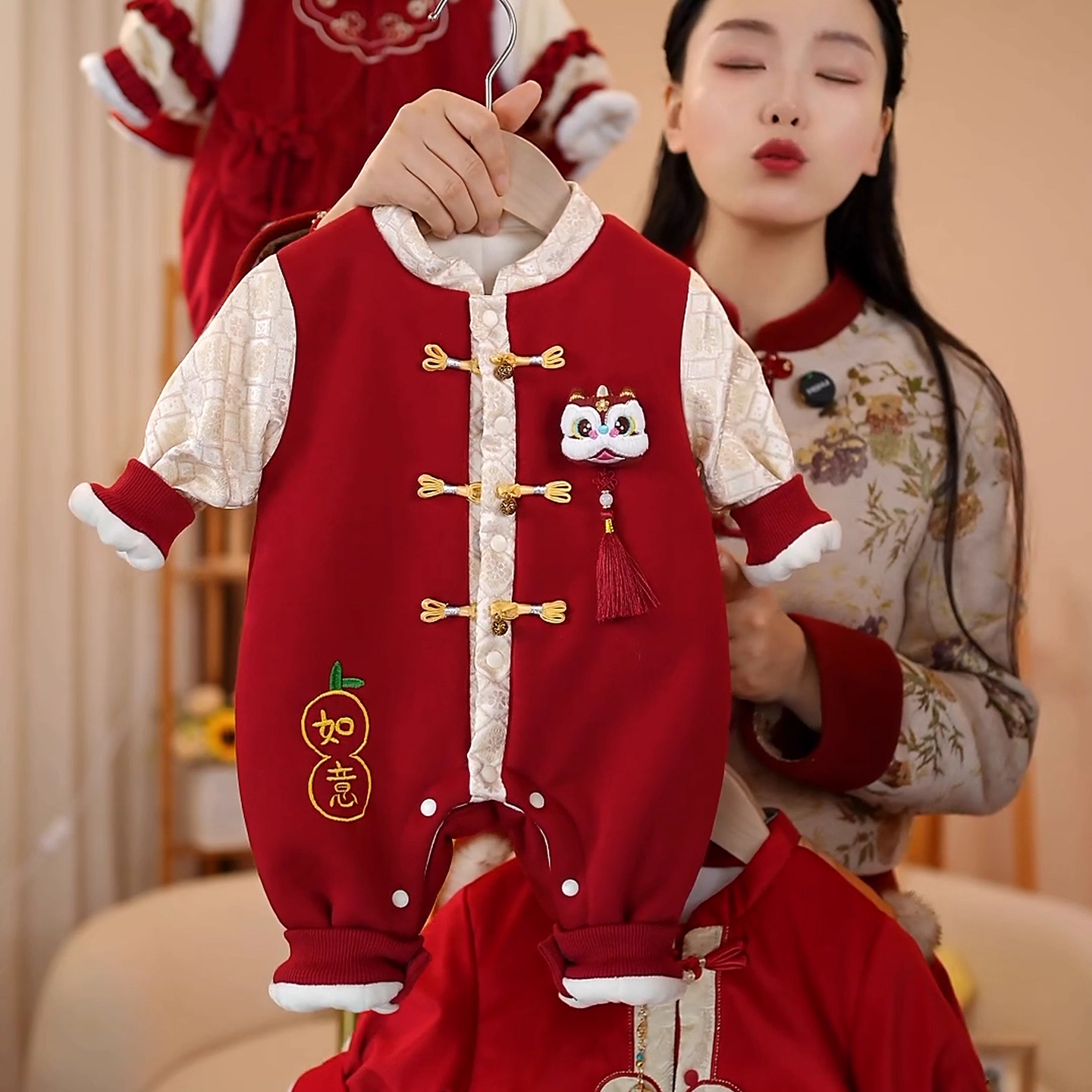 2025年冬季婴儿新中式红色连体衣