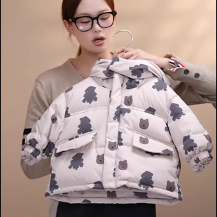 2025年冬季新款儿童小熊印花羽绒服女短款连帽时尚百搭鸭绒外套