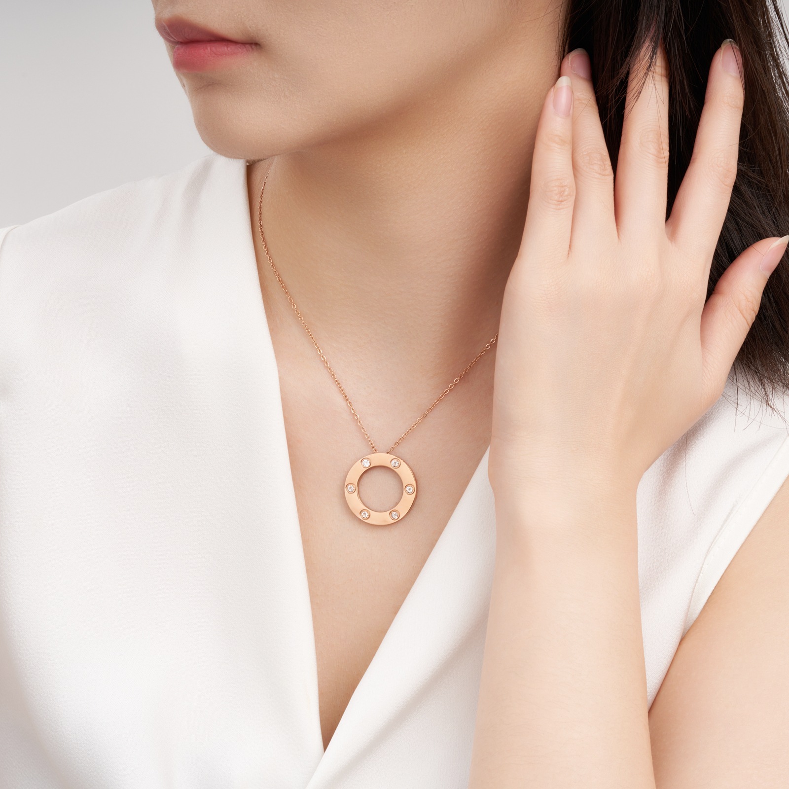 2025新款欧美满天星卡家圆环钛钢项链女经典时尚轻奢高级感锁骨链