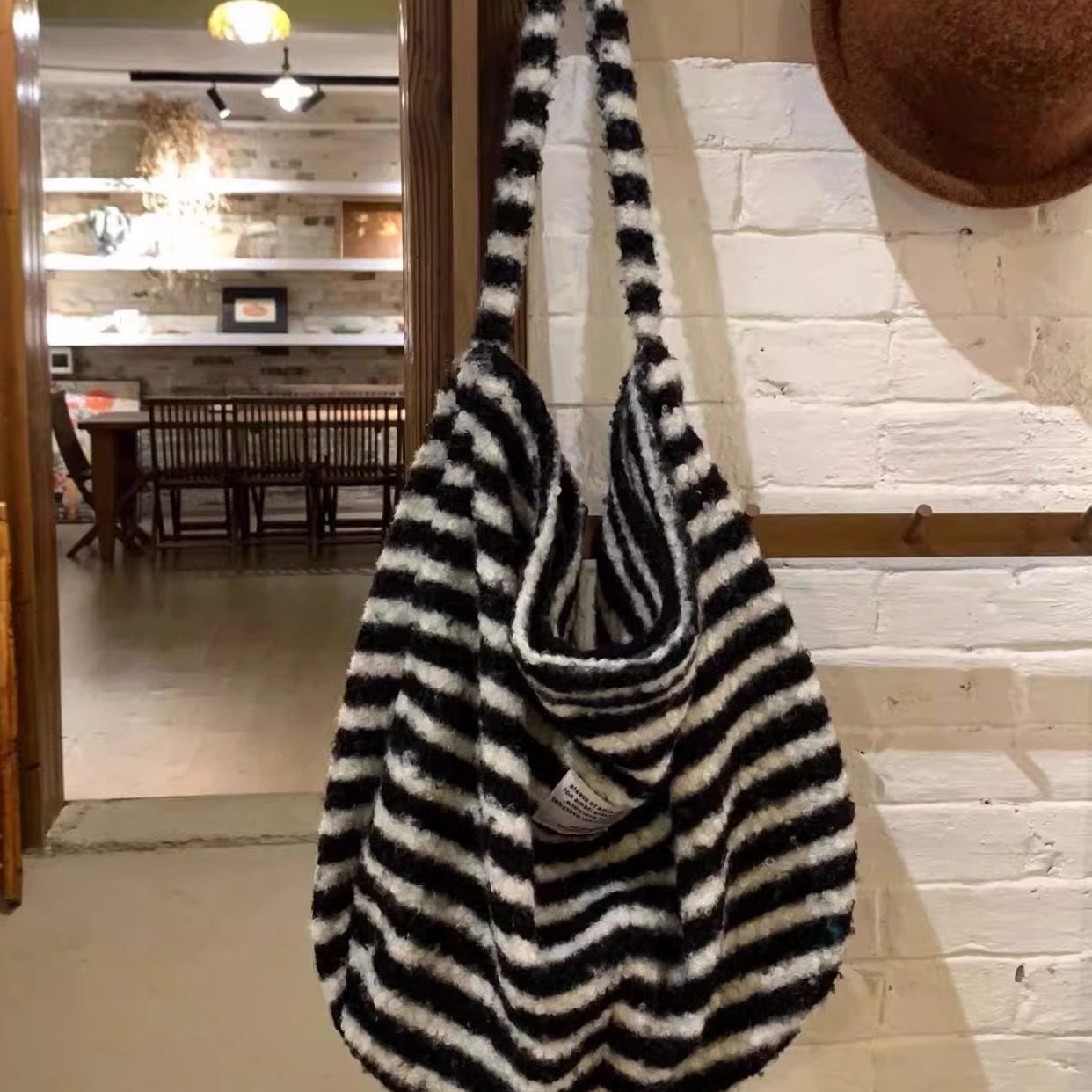 2026新款条纹毛绒慵懒斜挎包大容量单肩包韩系复古百搭通勤托特包,箱包皮具/热销女包/男包,托特包,淘宝优惠券,粉丝福利购,淘宝优惠卷