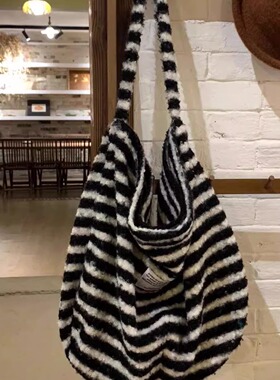 2026新款条纹毛绒慵懒斜挎包大容量单肩包韩系复古百搭通勤托特包