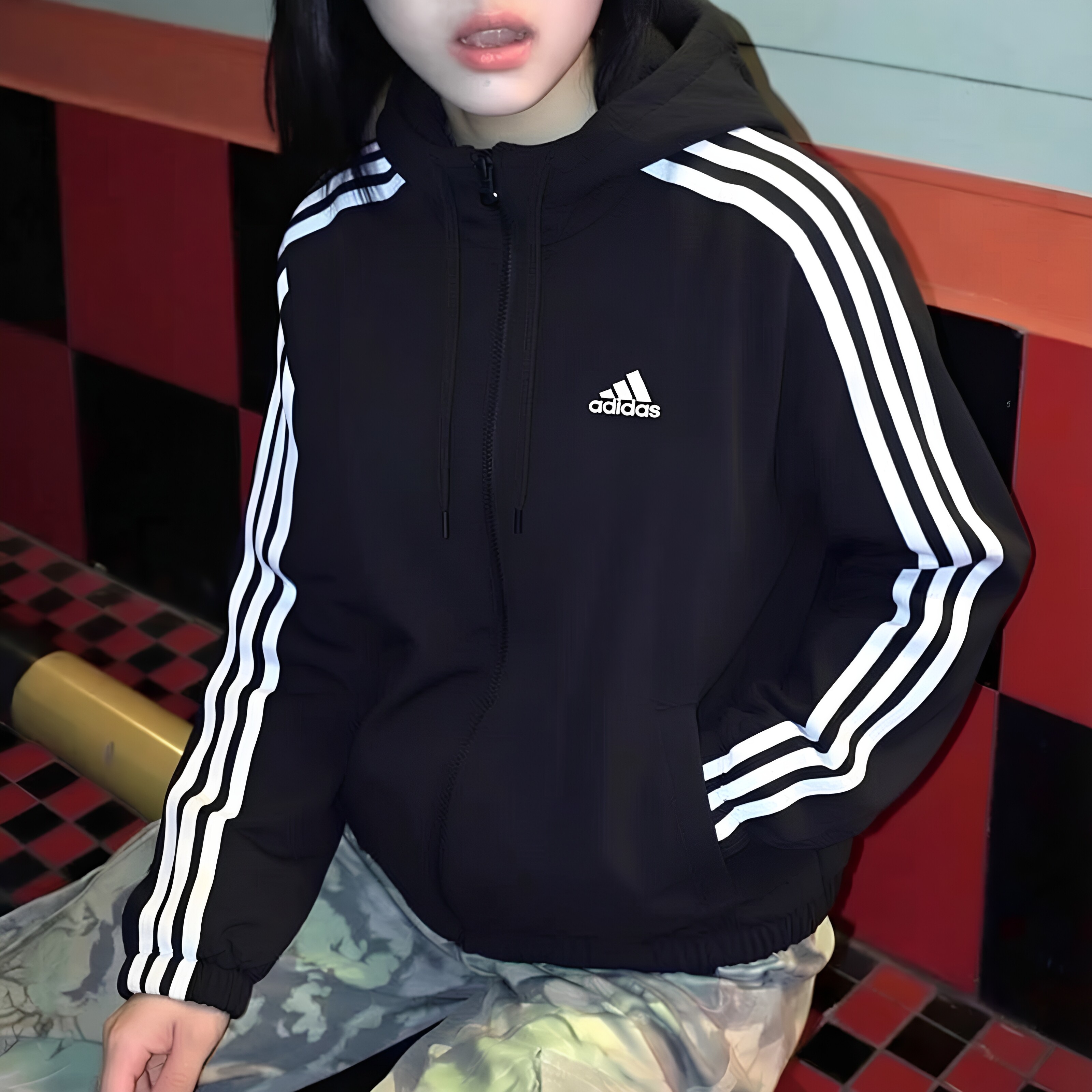 阿迪达斯女款三条杠连帽夹克图片