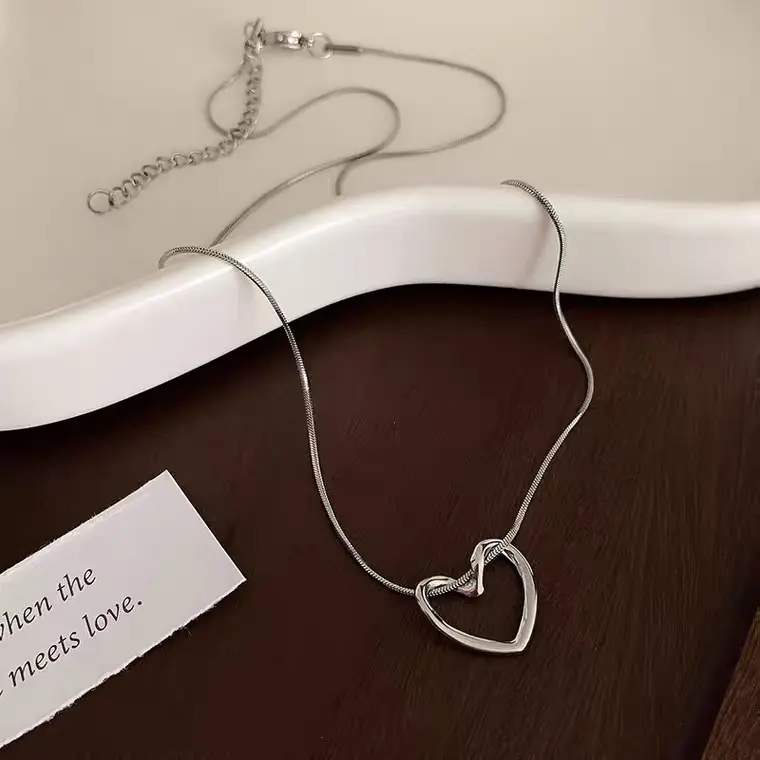 时尚简约冷淡风百搭镂空爱心吊坠网红项链女锁骨链配饰小众高级感