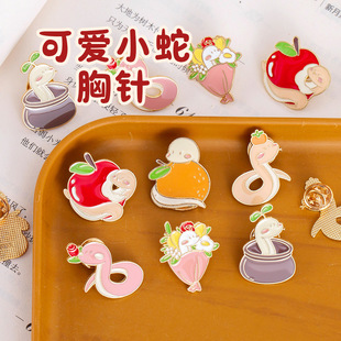 新年款 冬季 本命年可爱小蛇胸针日系滴油百搭卡通合金勋章衣服配饰