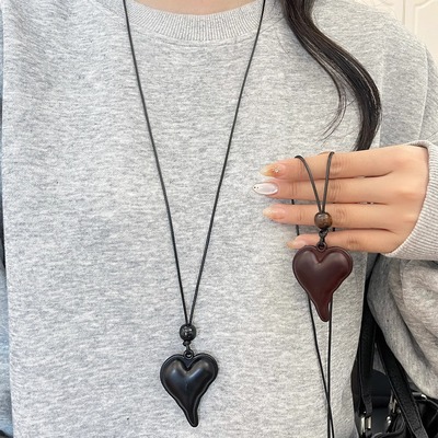 韩系ins风爱心皮绳项链2025新款秋冬简约百搭毛衣链长款挂脖配饰