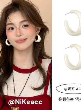 单调漂亮港风C型象牙白耳钉女春夏季高级感轻奢夸张个性耳环耳饰