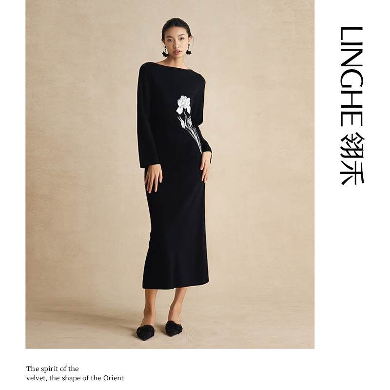 翎禾LINGHE「一夜生花」-长袖一字领针织连衣裙开叉设计鸢尾花