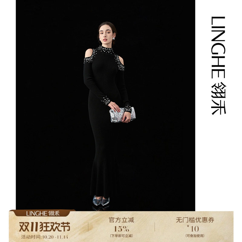 翎禾LINGHE「冬日圆舞曲 」-高领露肩珍珠针织连衣裙黑色时尚长袖
