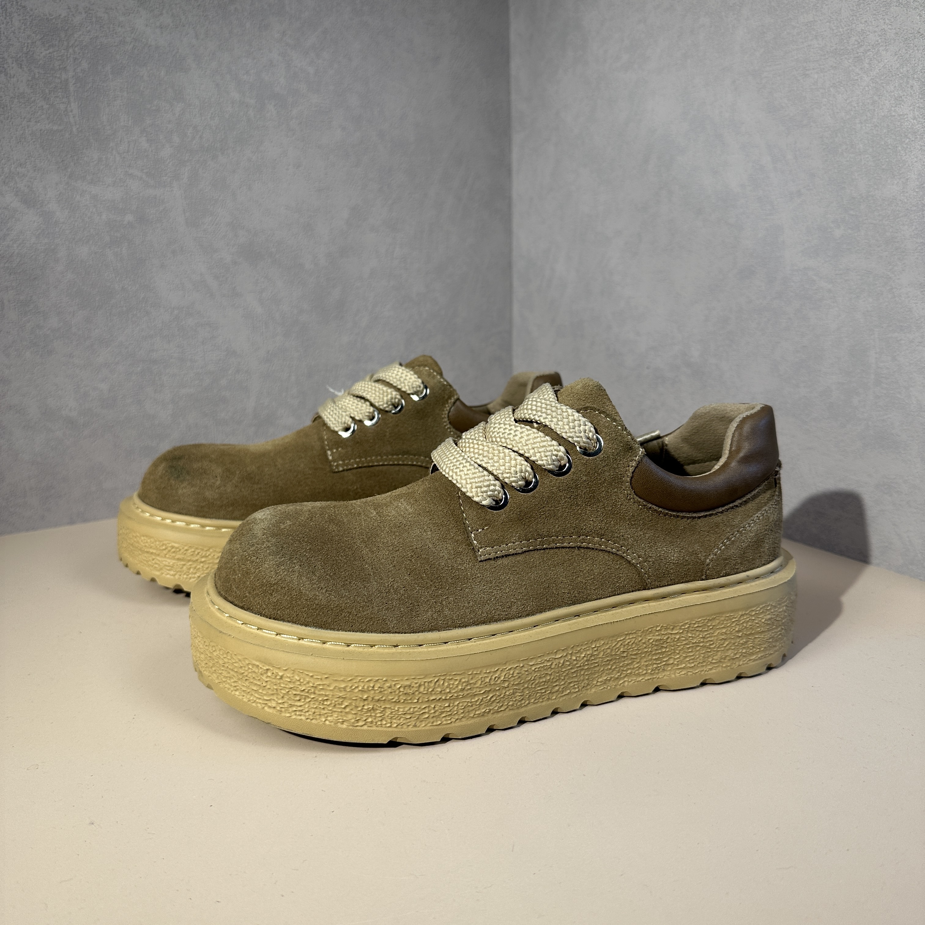 广州原版轻奢复古休闲厚底皮鞋